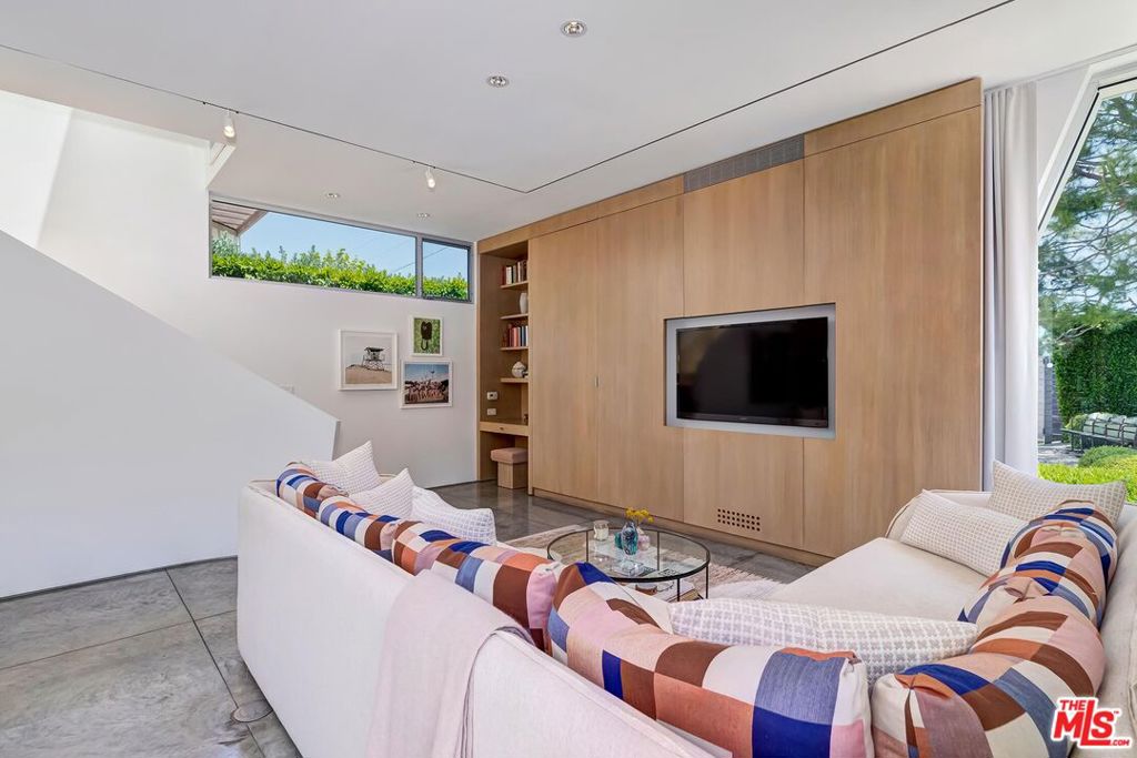 1342 Appleton Way Property Photo 23