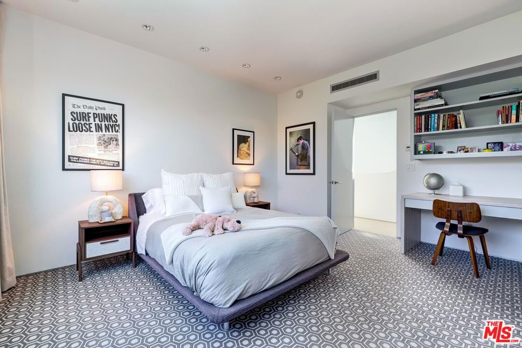 1342 Appleton Way Property Photo 27