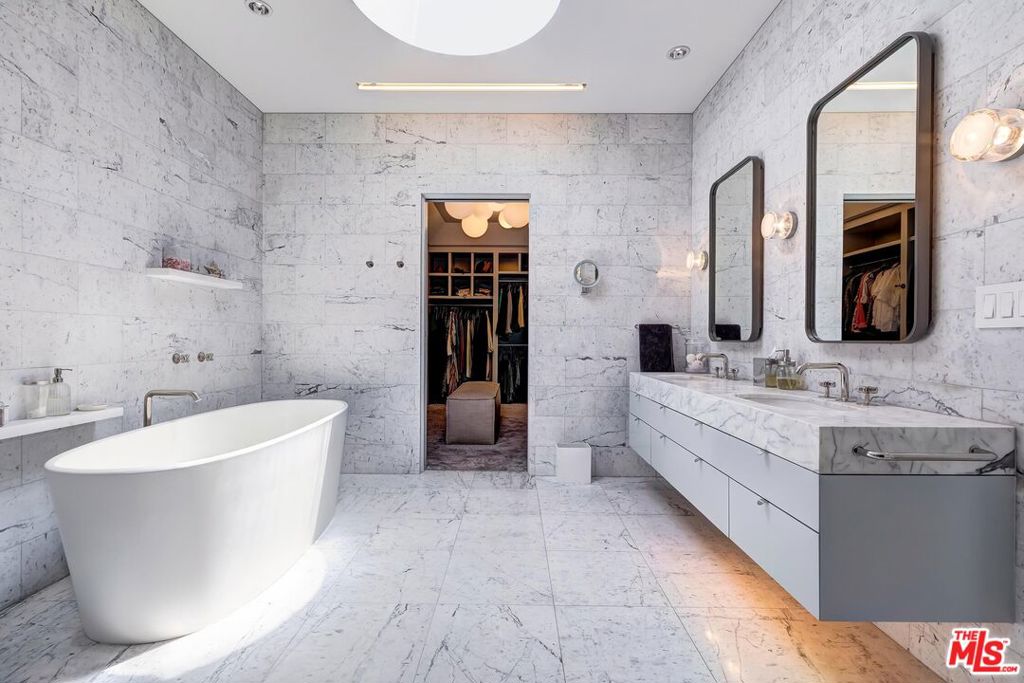 1342 Appleton Way Property Photo 34