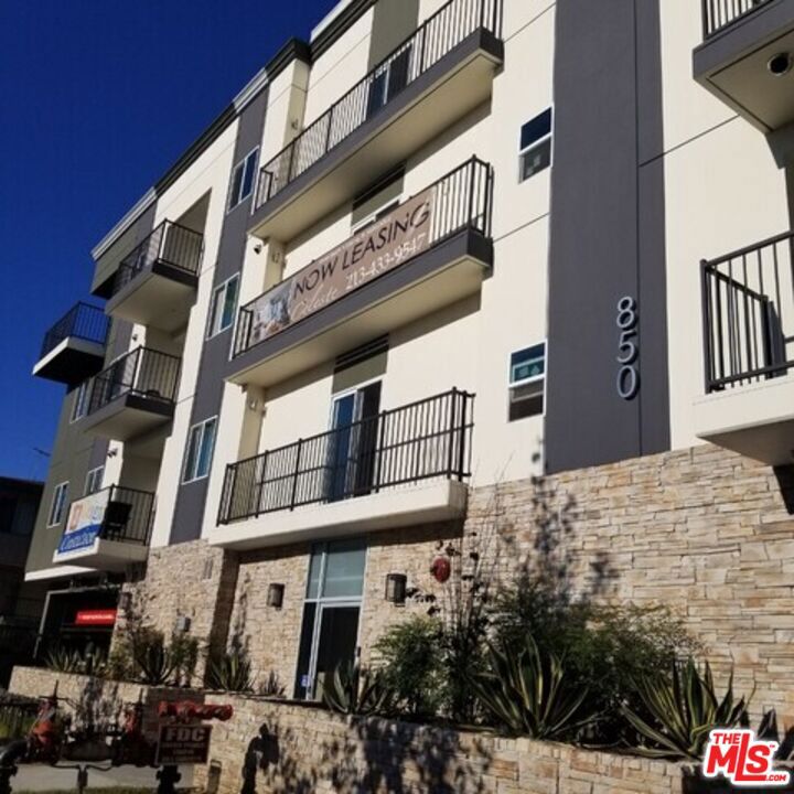 850 S Gramercy Place 305 Property Photo 5