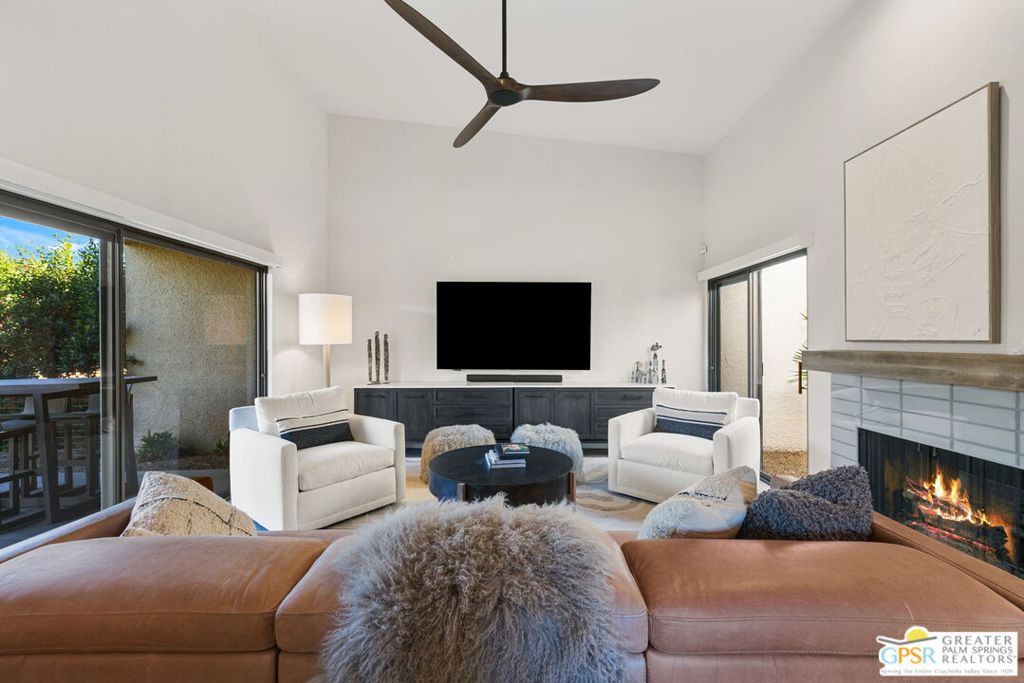 300 E Tiffany Circle Property Photo 3
