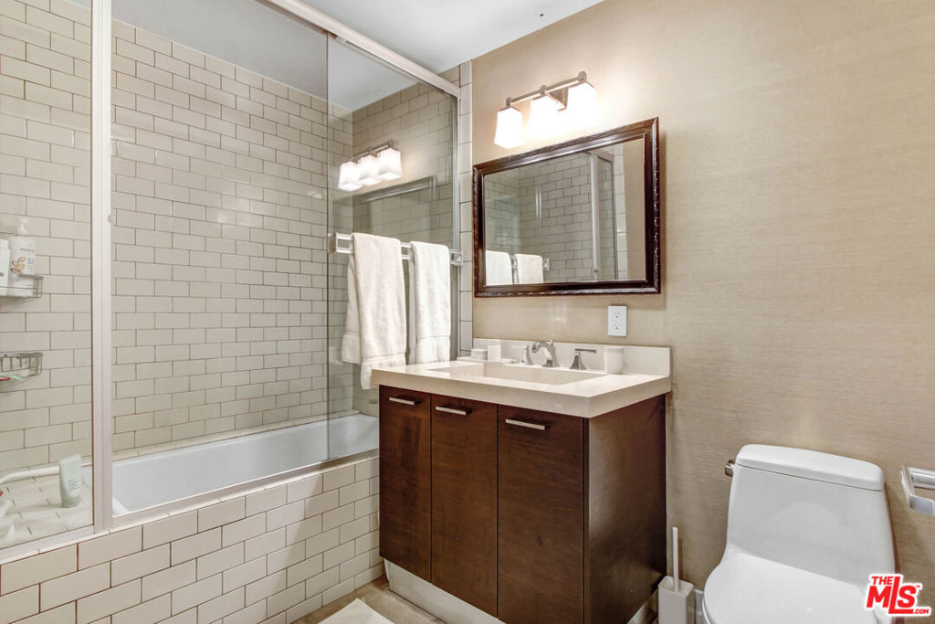 1050 N Gardner Street 2 Property Photo 16