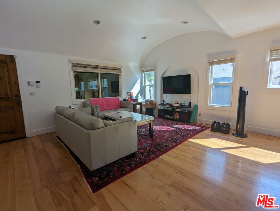 833 N Las Palmas Avenue Property Photo 5