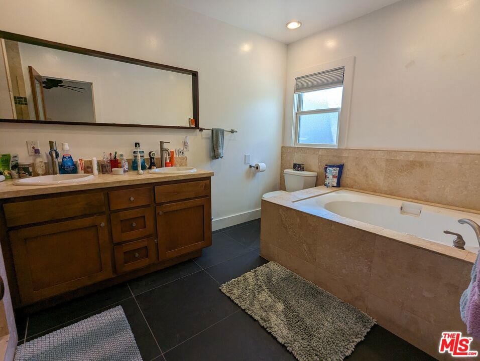 833 N Las Palmas Avenue Property Photo 8