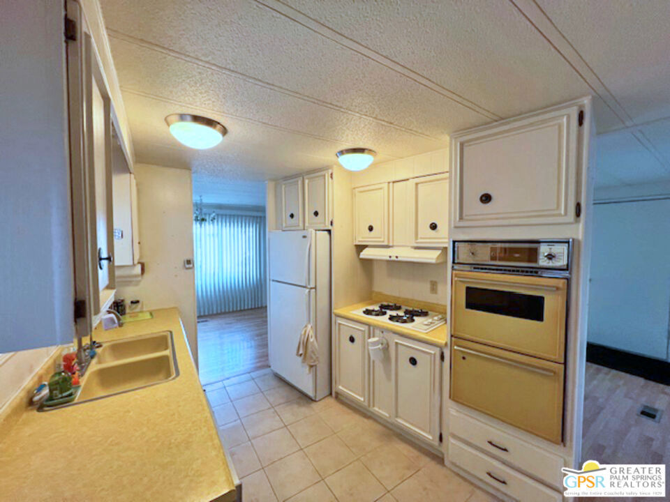 221 Safari Street Property Photo 3