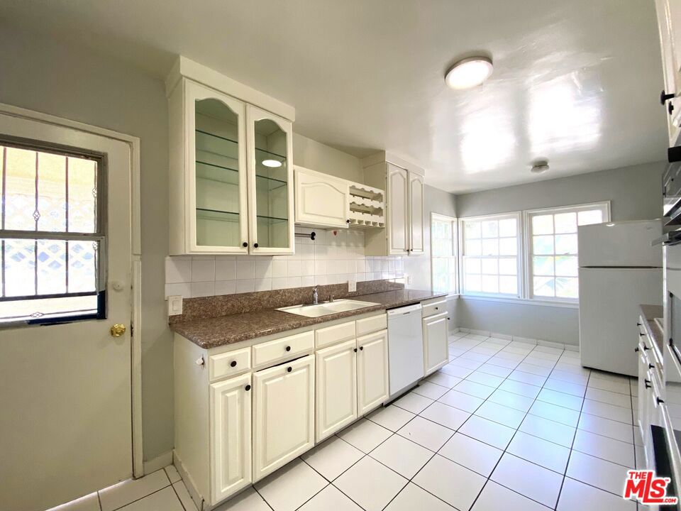 10682 Kinnard Avenue Property Photo 8