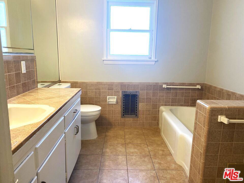 10682 Kinnard Avenue Property Photo 15