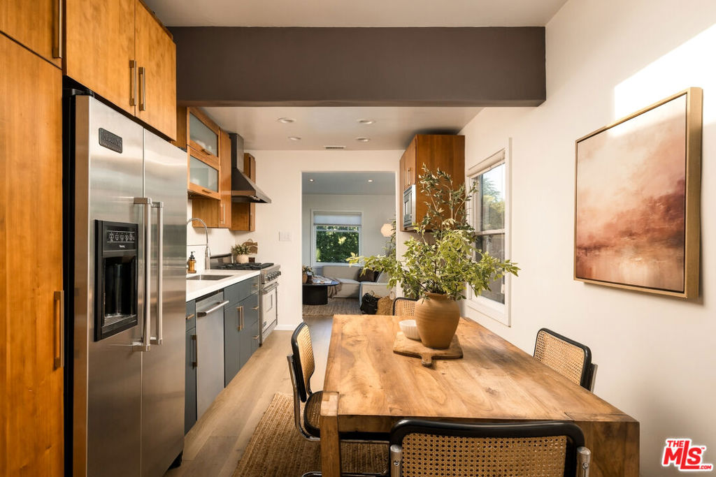 910 Superba Avenue Property Photo 8