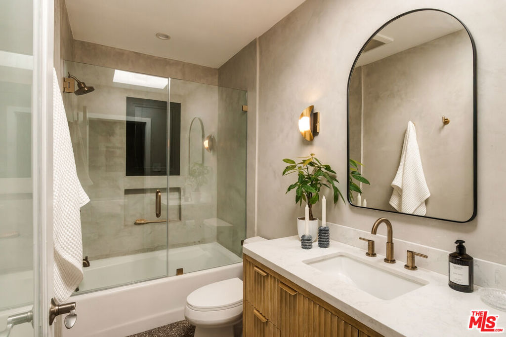 910 Superba Avenue Property Photo 13