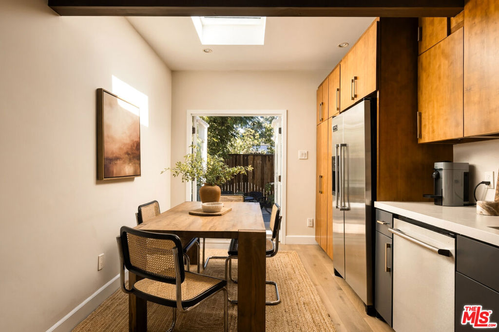 910 Superba Avenue Property Photo 16