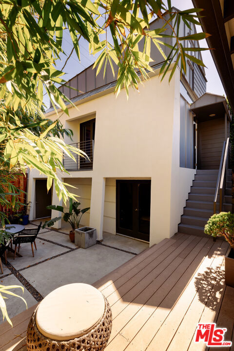 910 Superba Avenue Property Photo 17