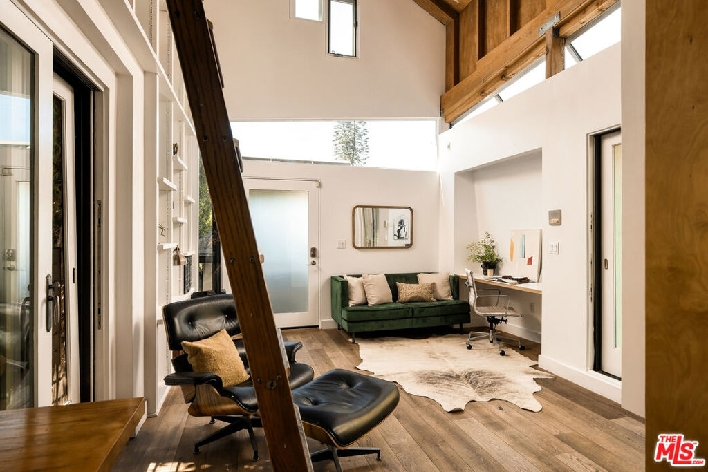 910 Superba Avenue Property Photo 19