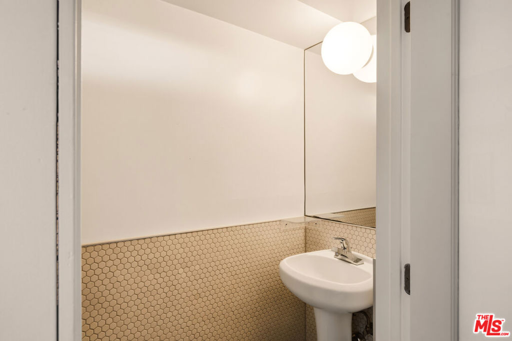 910 Superba Avenue Property Photo 21