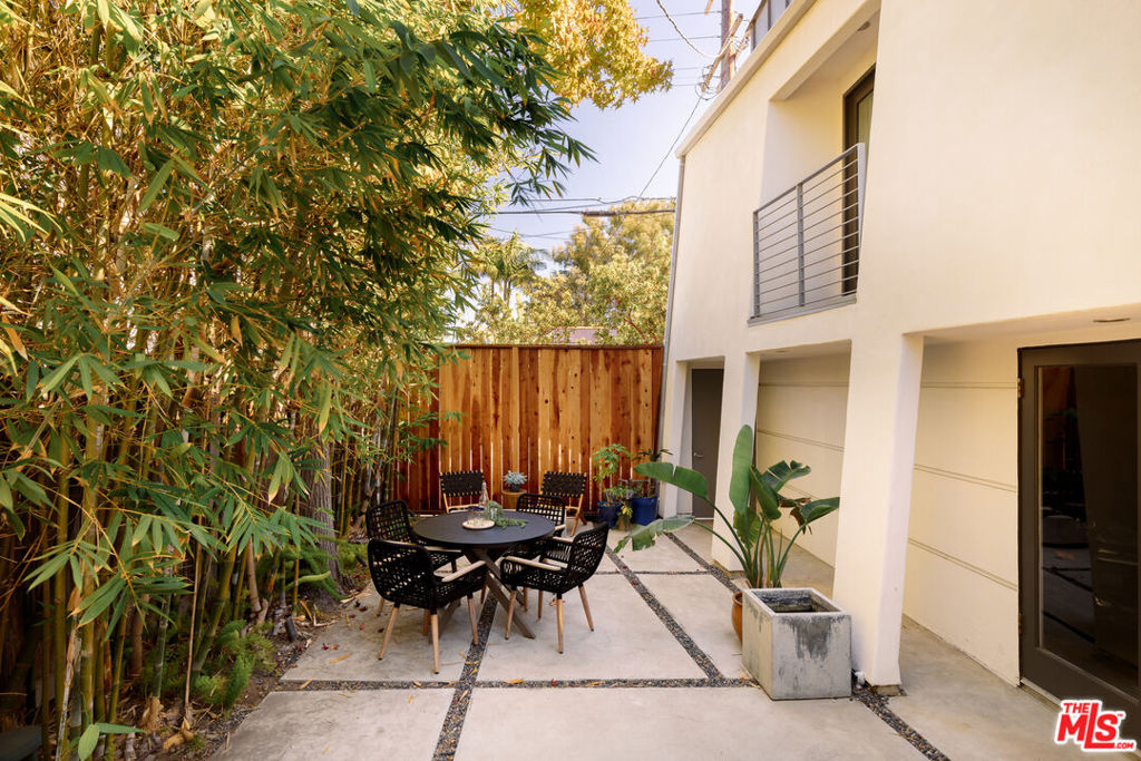 910 Superba Avenue Property Photo 23