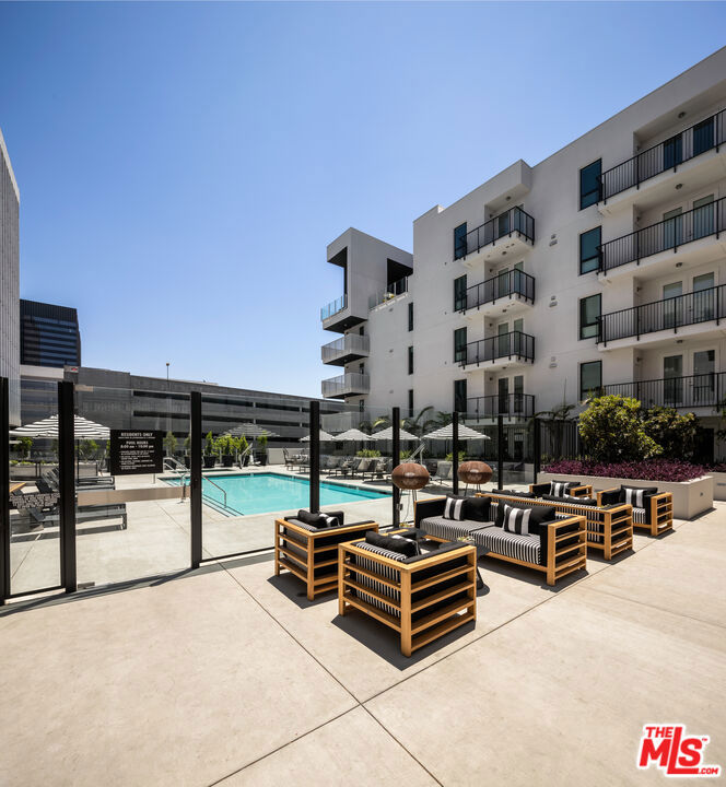 687 S Hobart Boulevard 564 Property Photo 25