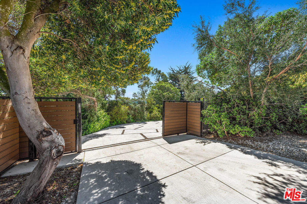 29122 Cliffside Drive Property Photo 6