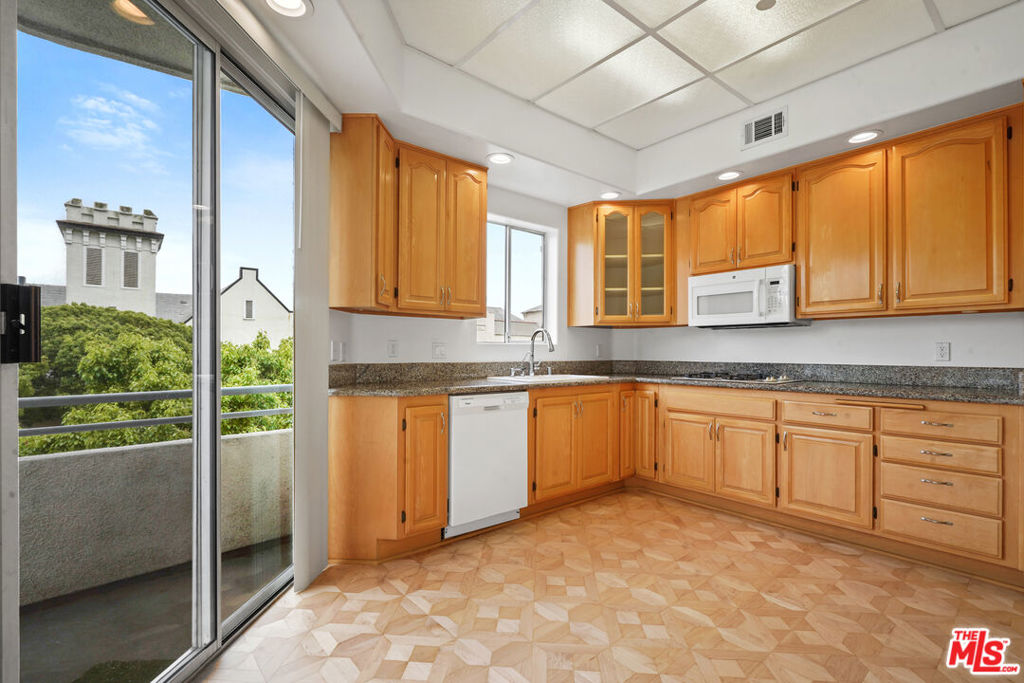 1325 Arizona Avenue 201 Property Photo 10