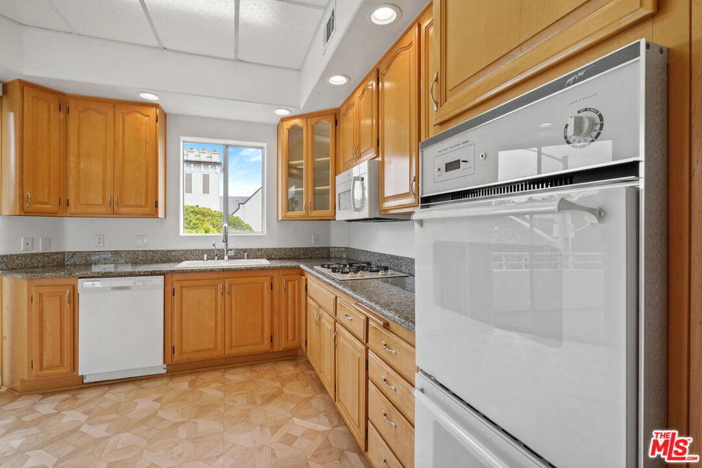 1325 Arizona Avenue 201 Property Photo 25