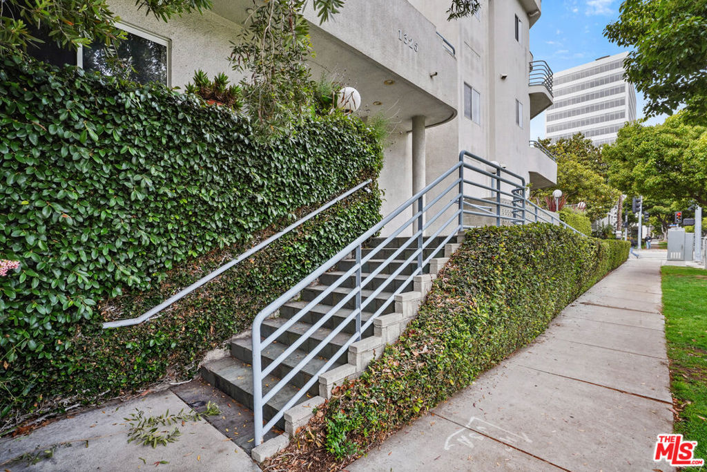1325 Arizona Avenue 201 Property Photo 56