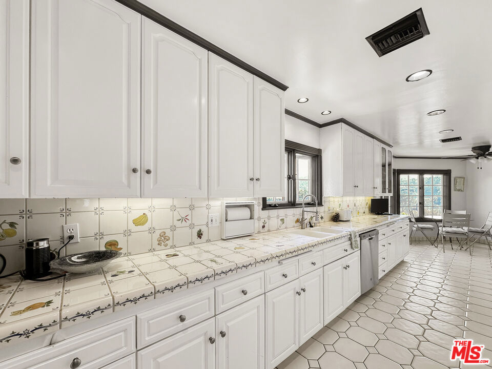 3537 Berry Drive Property Photo 11