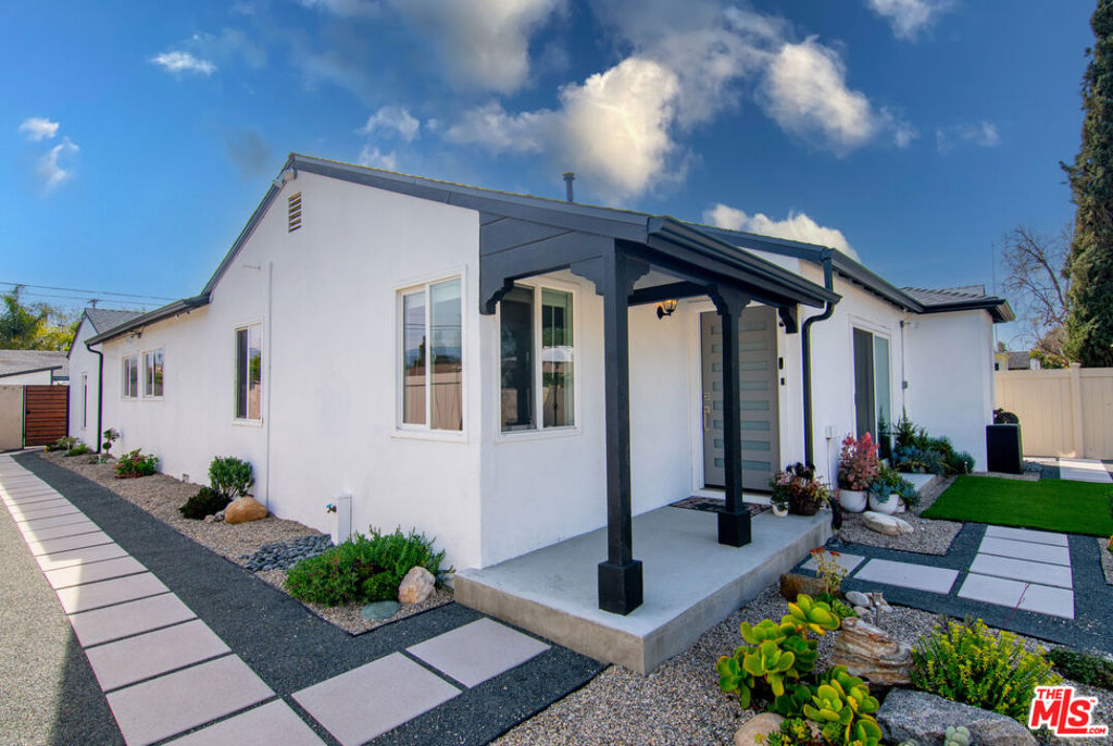 11222 Sylvan Street Property Photo 4