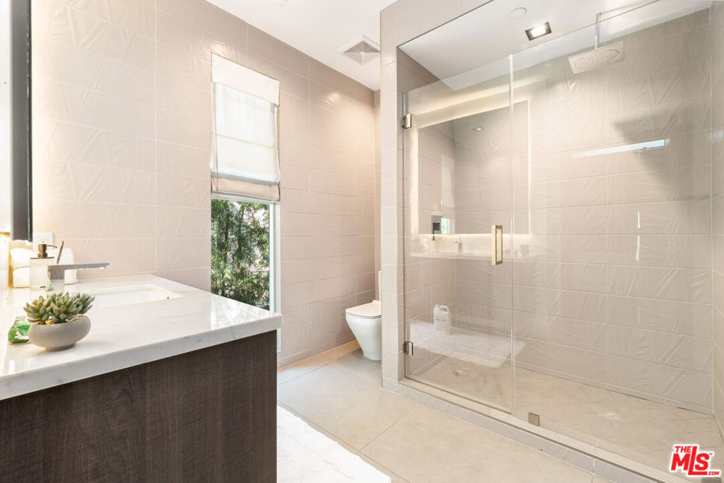 4640 Radford Avenue Property Photo 6