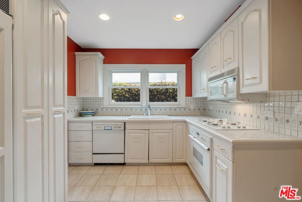 533 N Bronson Avenue Property Photo 12