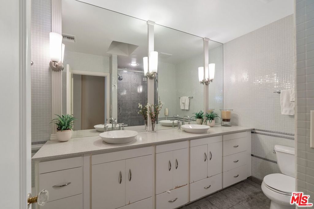 533 N Bronson Avenue Property Photo 32