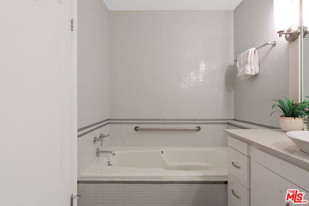 533 N Bronson Avenue Property Photo 34