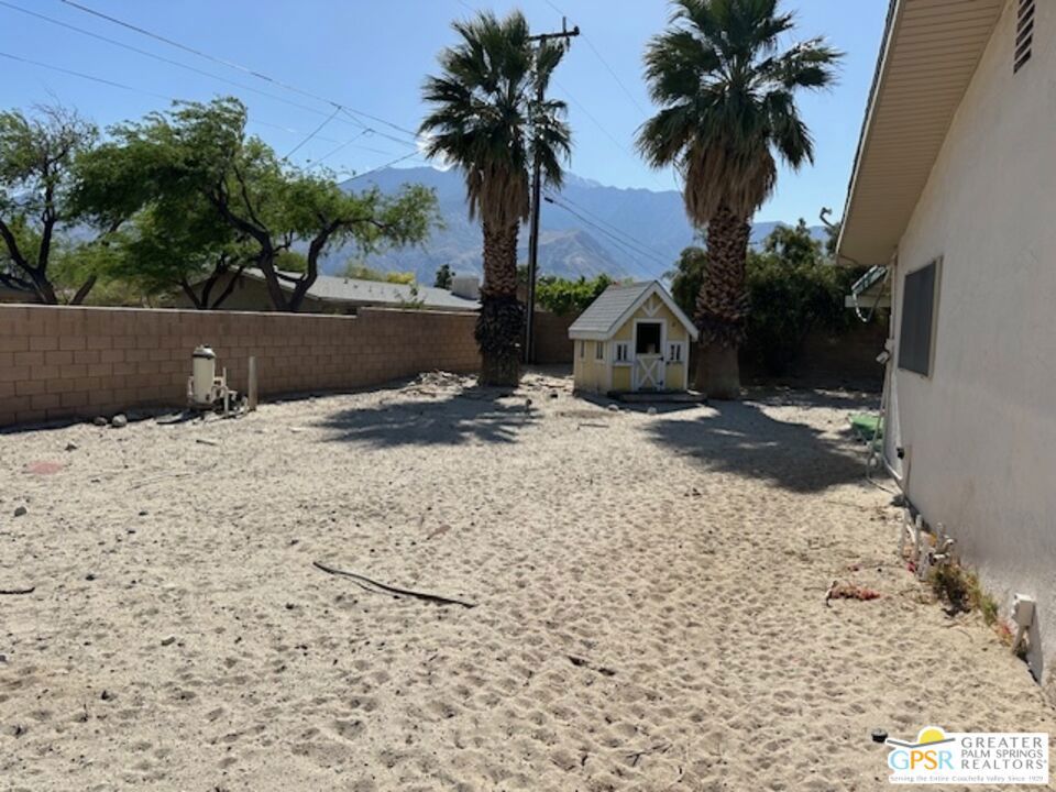 2435 E Wayne Road Property Photo 2