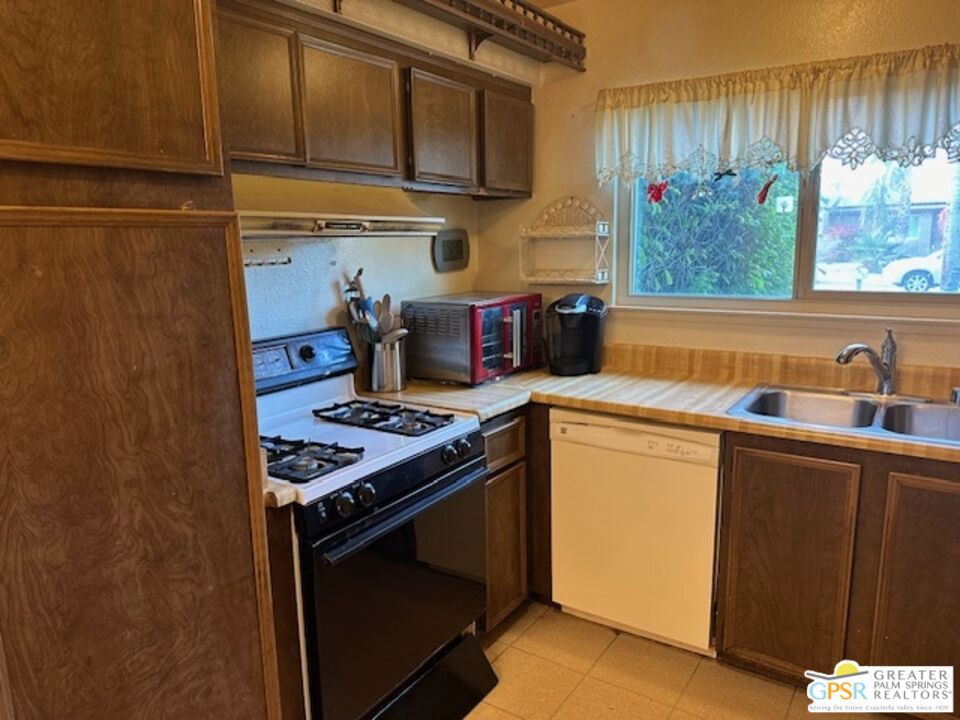 2435 E Wayne Road Property Photo 8