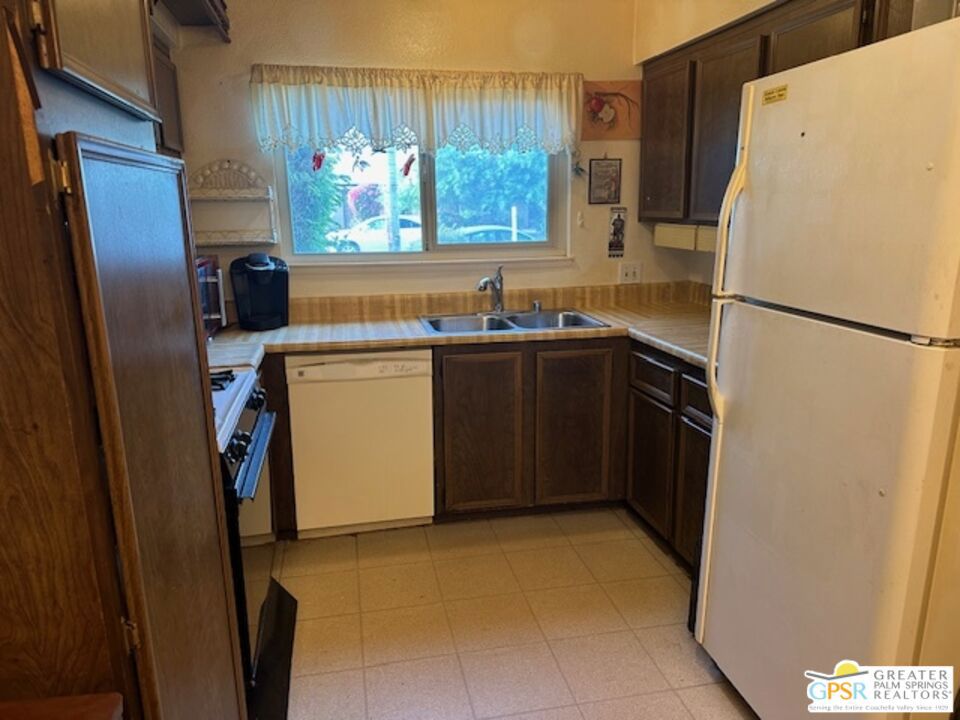 2435 E Wayne Road Property Photo 9