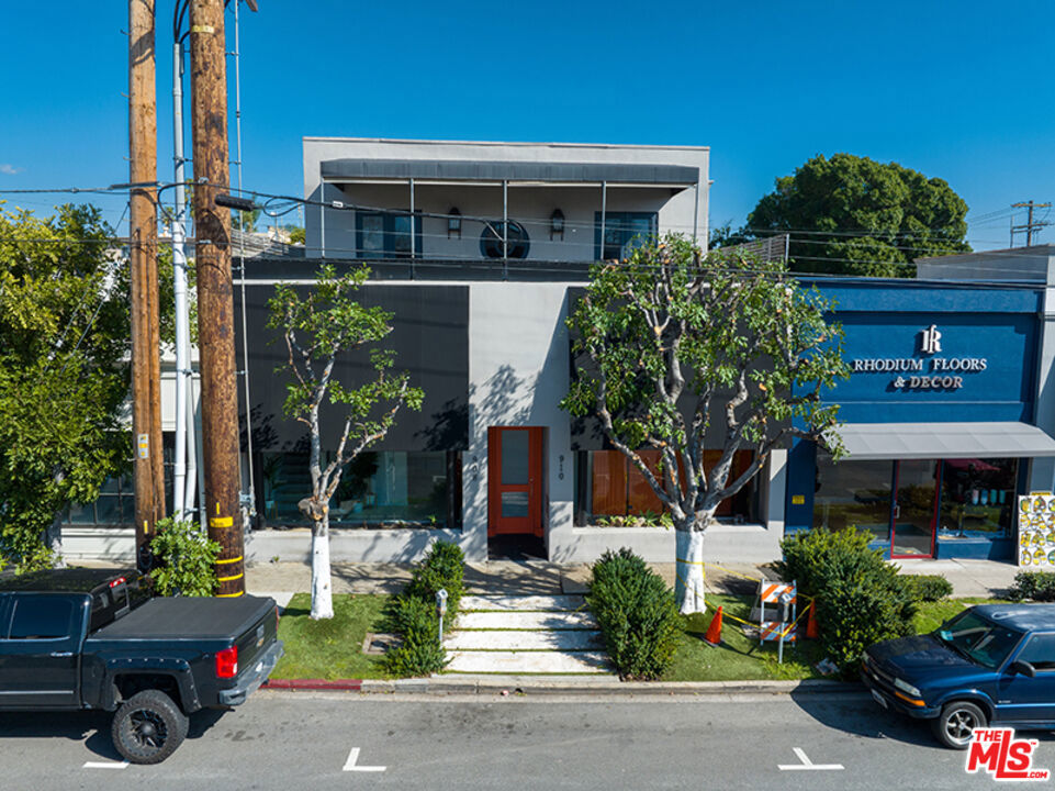 910 N La Cienega Boulevard Property Photo 1