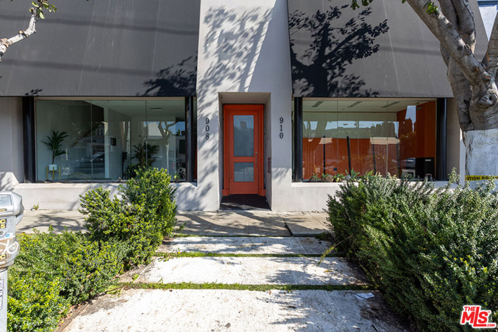 910 N La Cienega Boulevard Property Photo 2