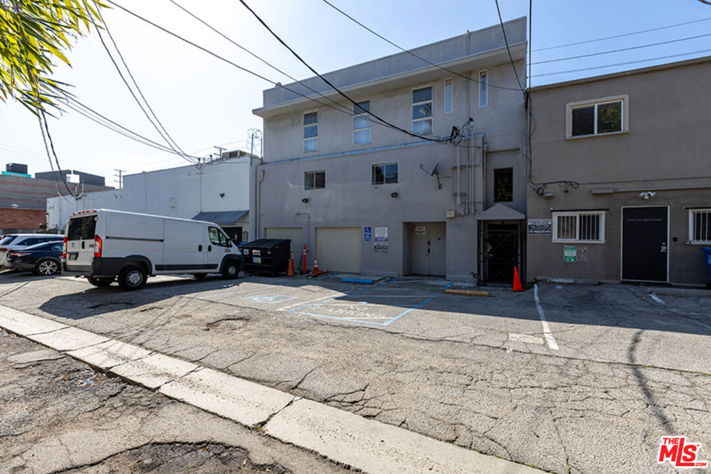 910 N La Cienega Boulevard Property Photo 4