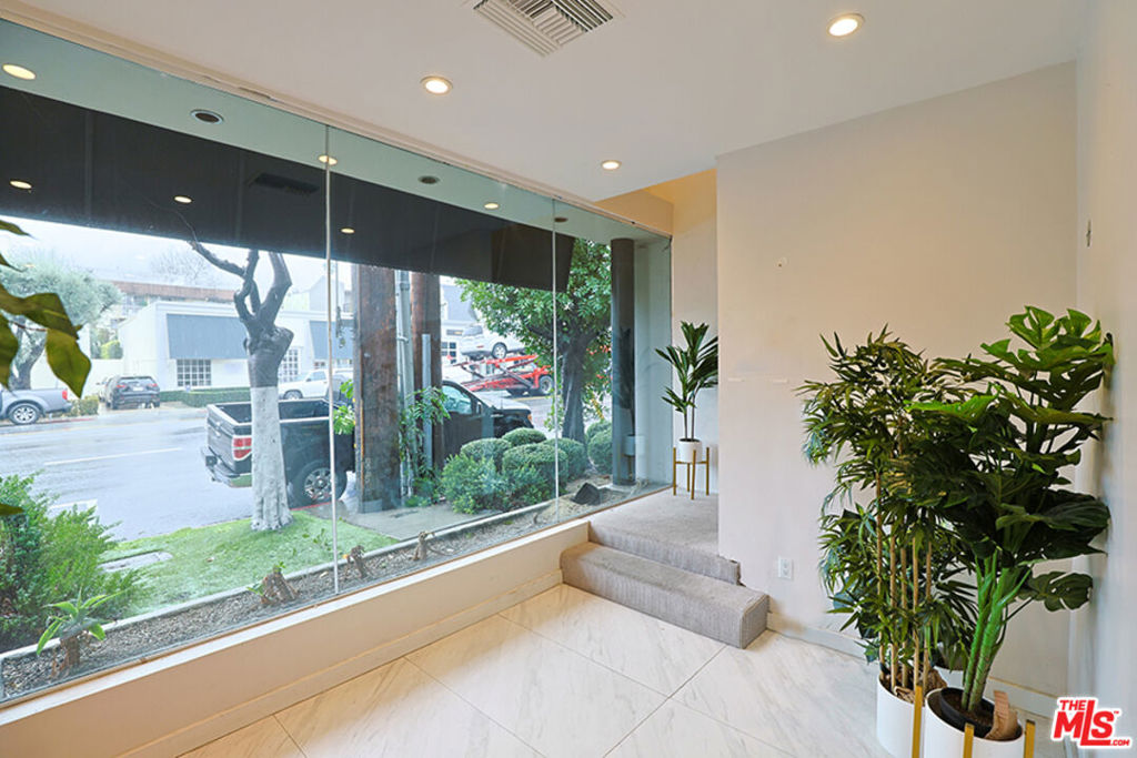 910 N La Cienega Boulevard Property Photo 11