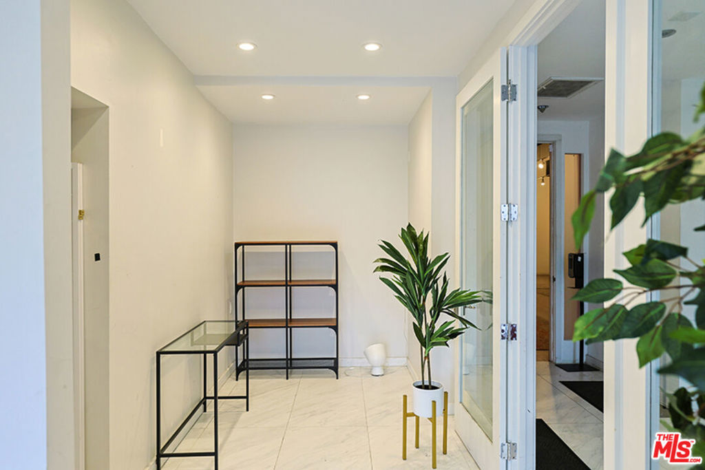 910 N La Cienega Boulevard Property Photo 13
