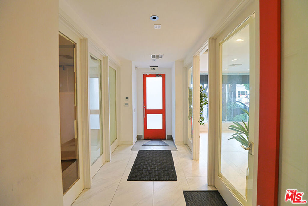 910 N La Cienega Boulevard Property Photo 14