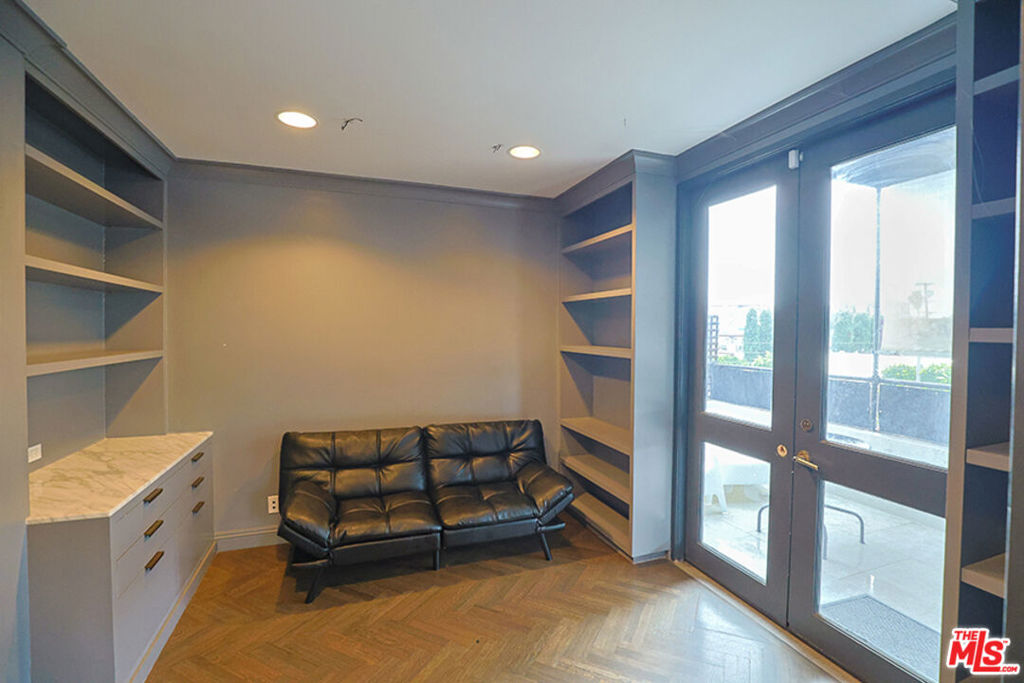 910 N La Cienega Boulevard Property Photo 17