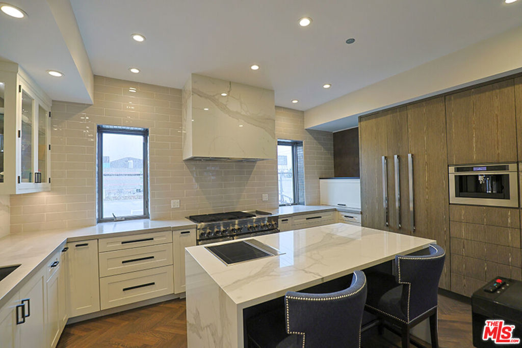 910 N La Cienega Boulevard Property Photo 22