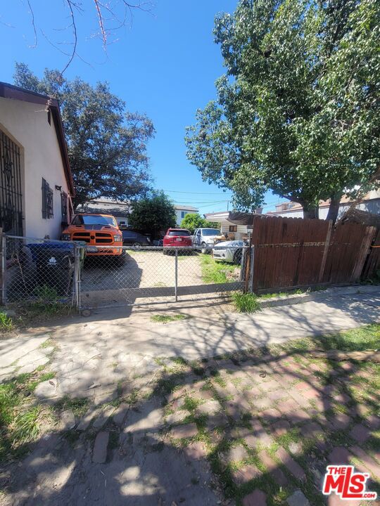 8019 Towne Avenue Property Photo 2
