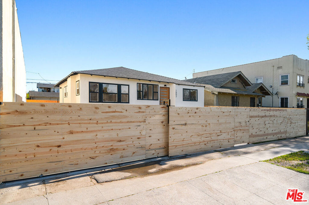 1552 W Vernon Avenue Property Photo 2