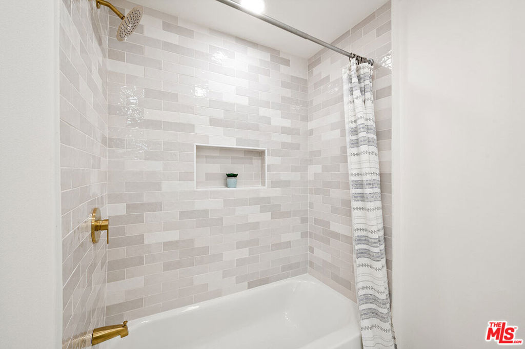 1552 W Vernon Avenue Property Photo 22