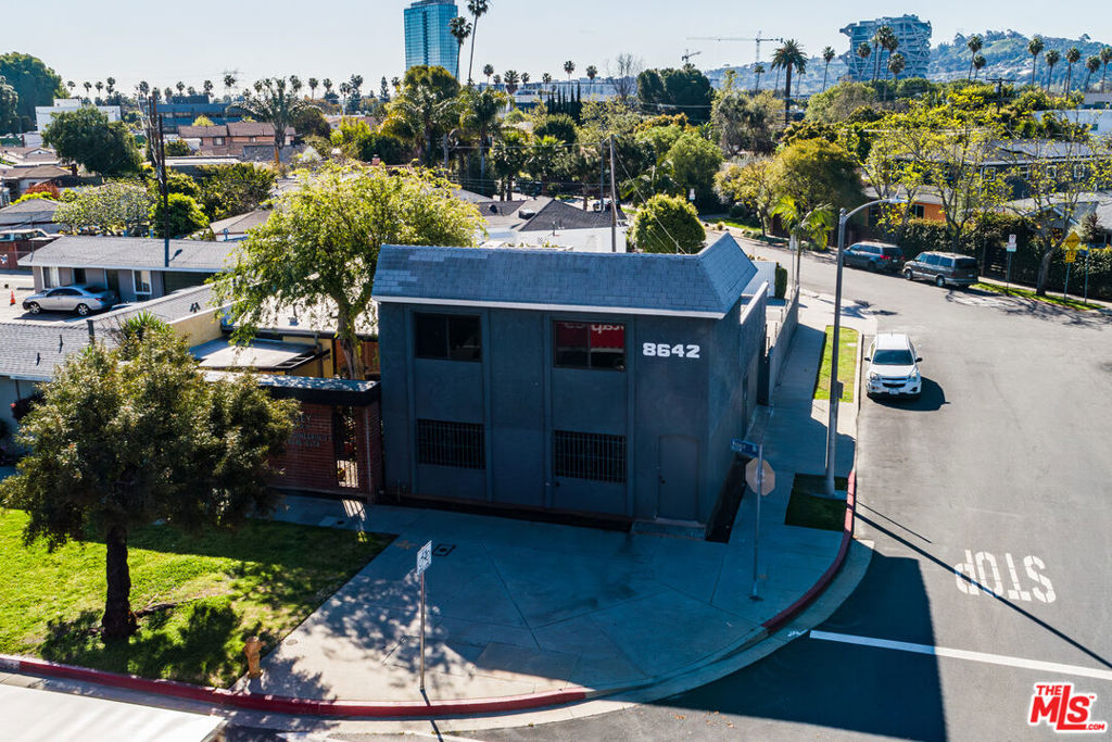 8642 Venice Boulevard Property Photo 1