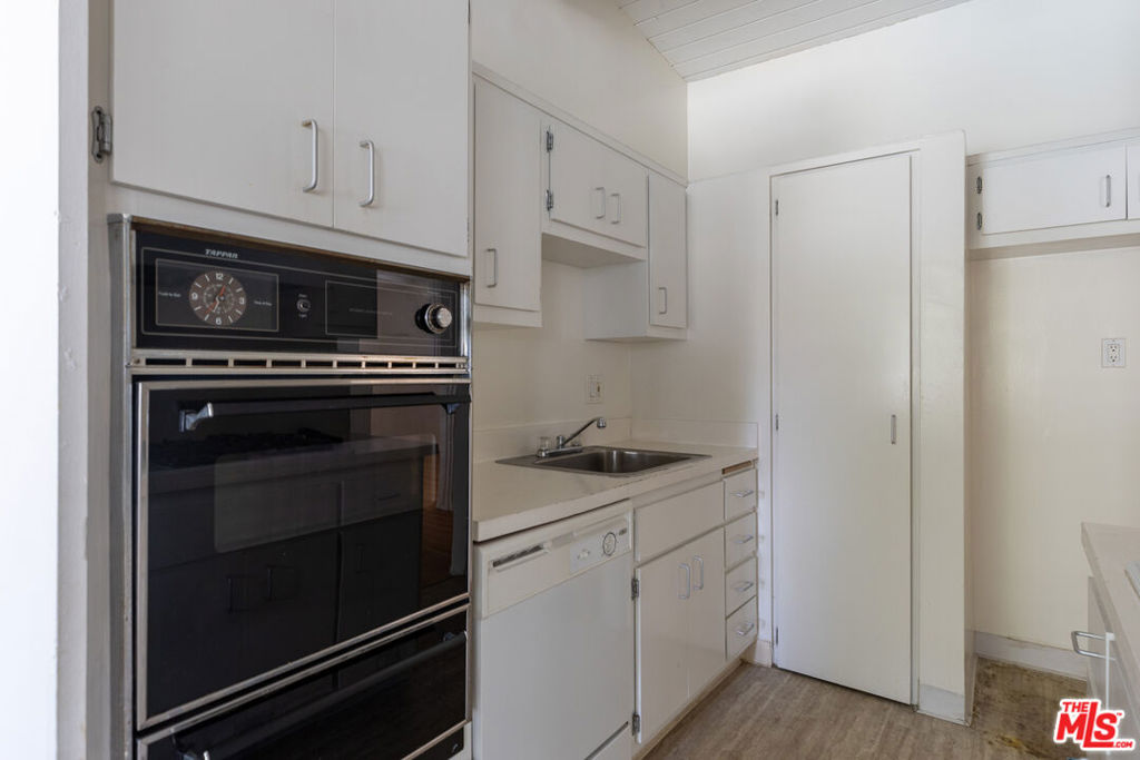 11133 Rose Avenue 20 Property Photo 6