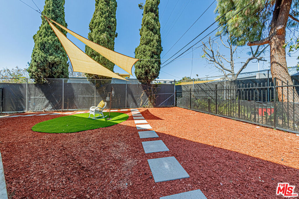 5633 La Mirada Avenue Property Photo 1