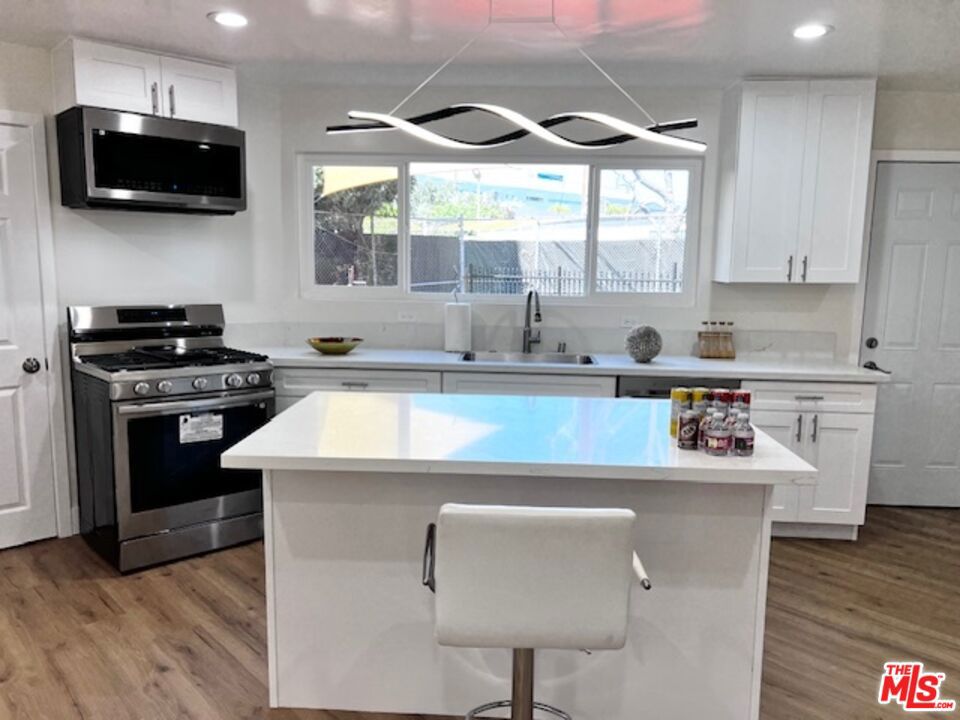 5633 La Mirada Avenue Property Photo 7