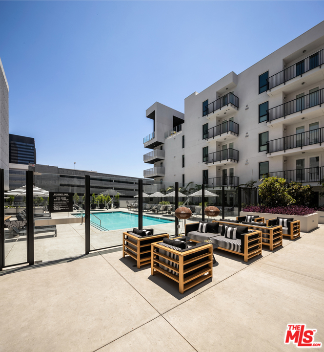 687 S Hobart Boulevard 743 Property Photo 15