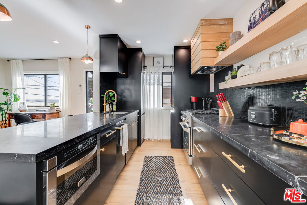 17 Sunset Avenue 4 Property Photo 6
