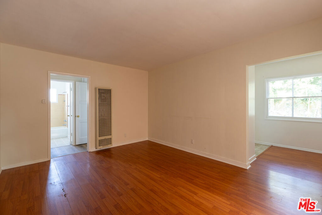 1314 1/4 S Barrington Avenue Property Photo 1